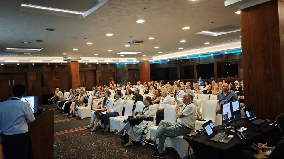 Full lecture hall during a session at the 18th Bryan Warren School of Pathology